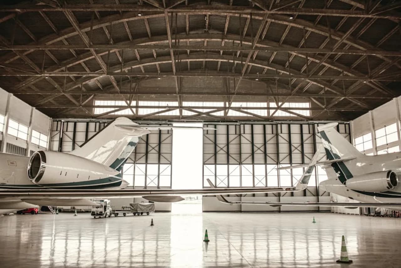 Hangar d'aviation d'aéroport régional canadien avec grandes portes commerciales pliantes