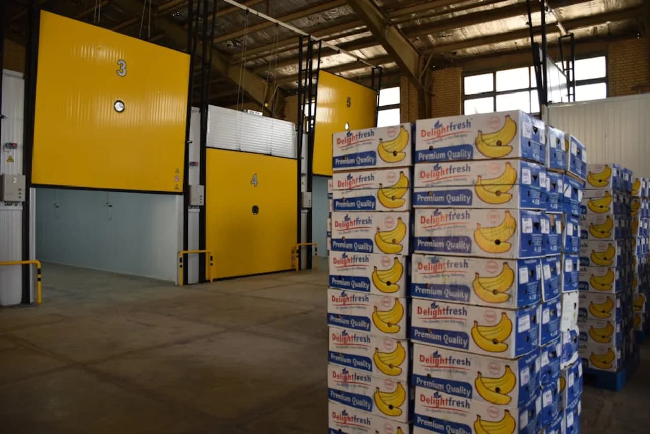 Aire de chambres froides d'une installation alimentaire canadienne avec portes commerciales isolées