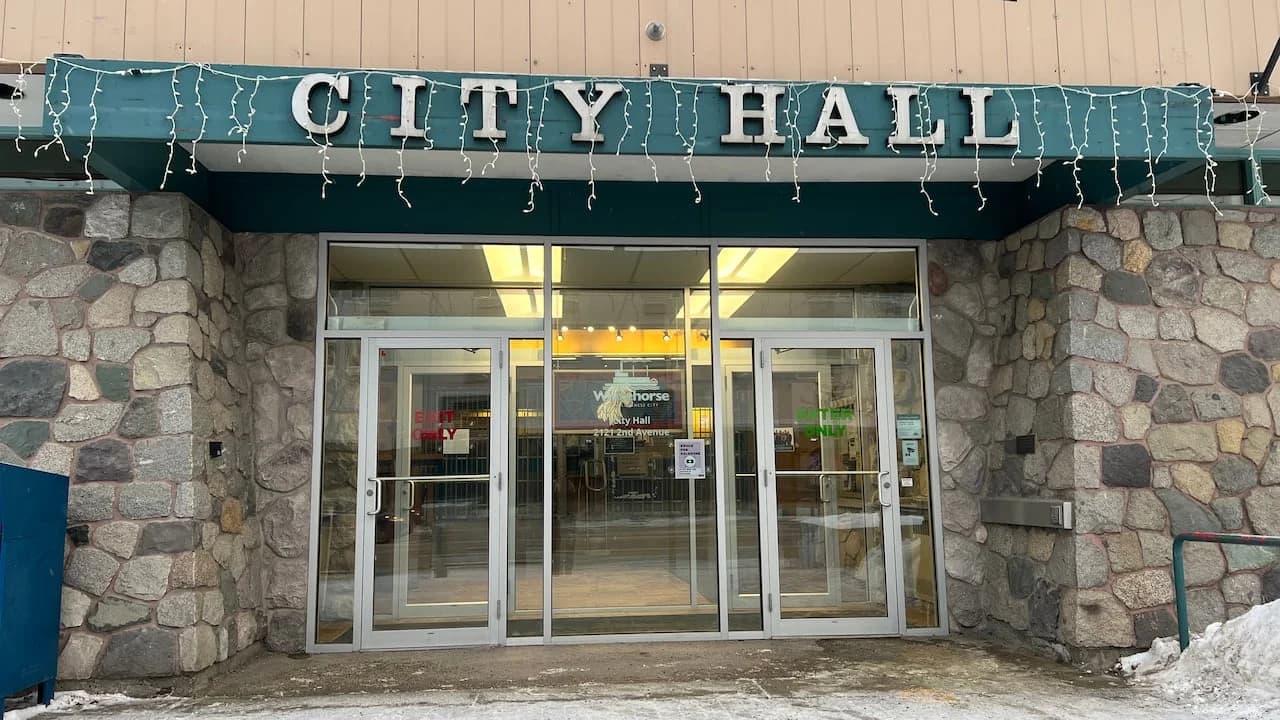 Extérieur d'un bâtiment municipal canadien avec portes commerciales d'entrée conformes au code