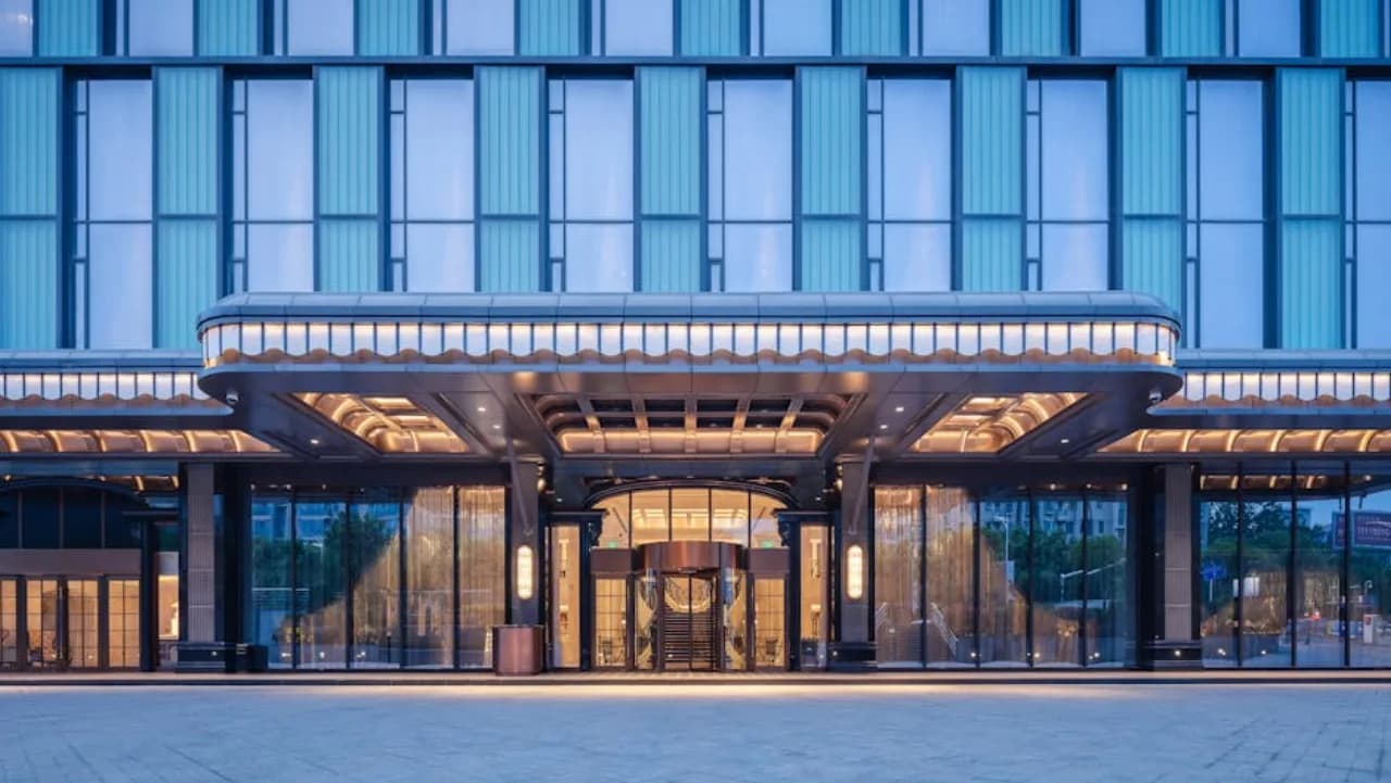 Entrée commerciale d'hôtel canadien avec portes commerciales automatiques en verre et grilles roulantes