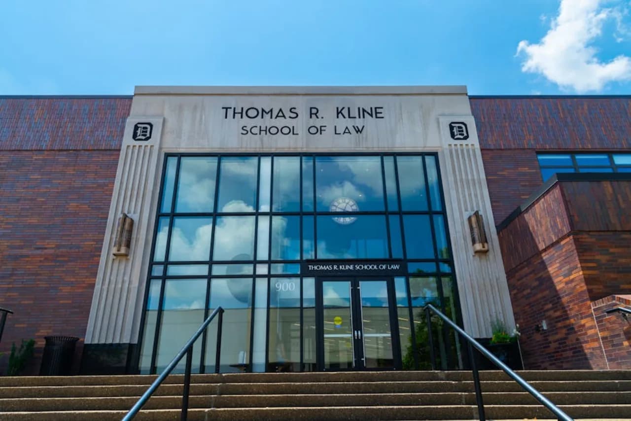 Entrée d'école canadienne avec portes commerciales institutionnelles conformes au code