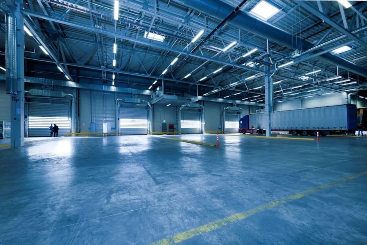 Extérieur d'entrepôt de distribution canadien moderne avec multiples portes commerciales de quai