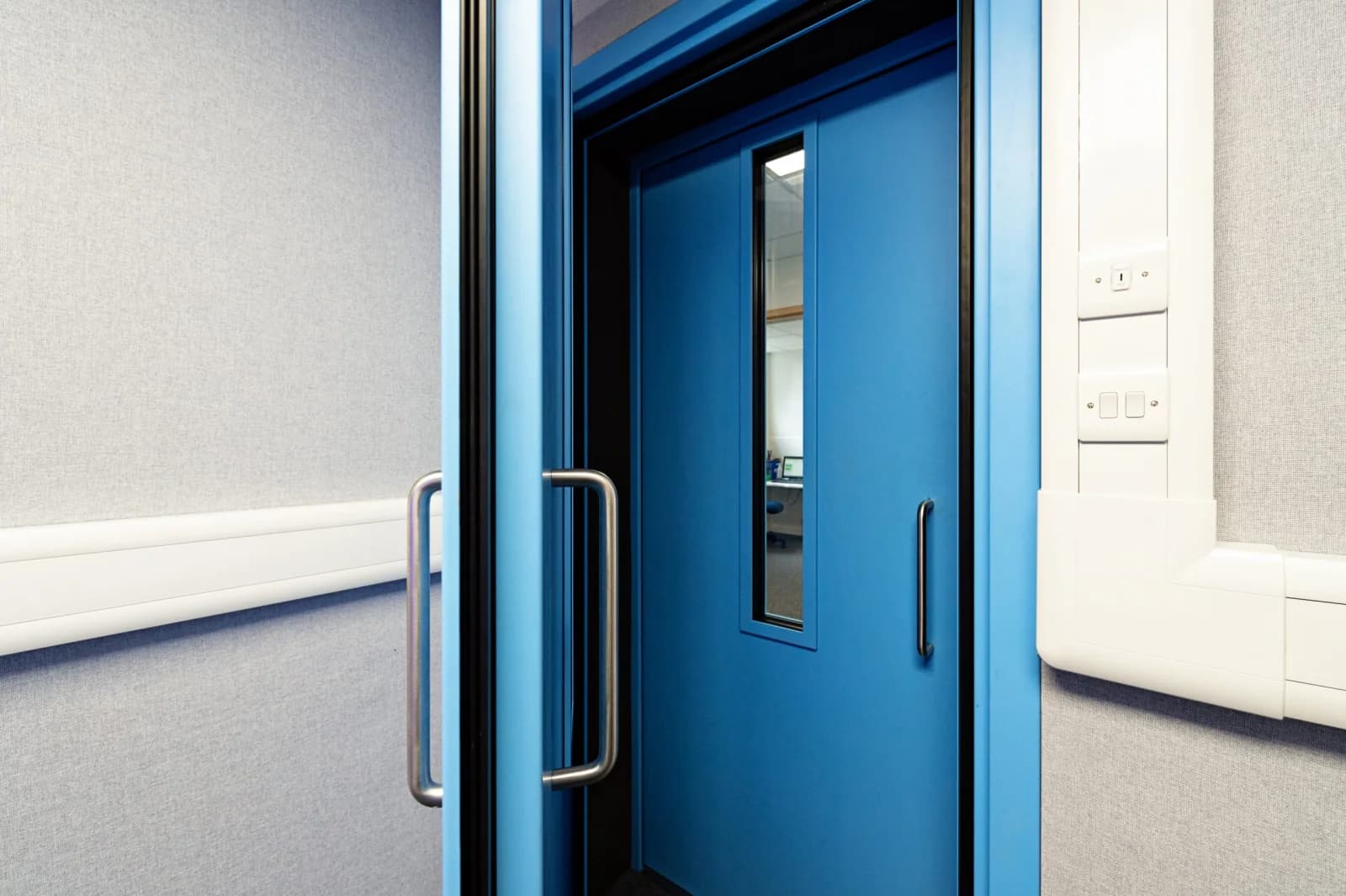 Porte commerciale acoustique cotée STC installée dans un établissement de santé canadien