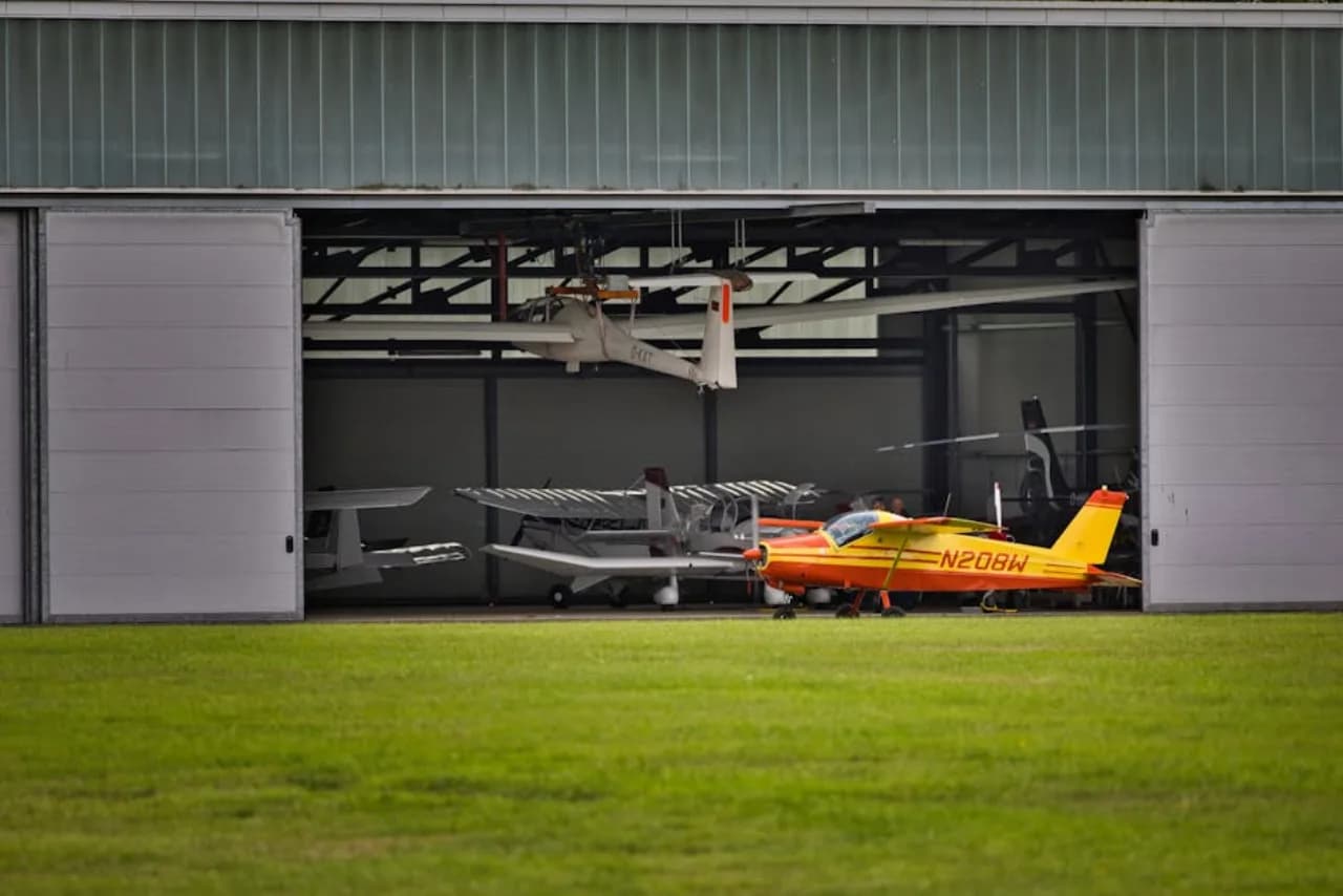 Porte commerciale de hangar aéronautique pliante d'un aéroport régional canadien