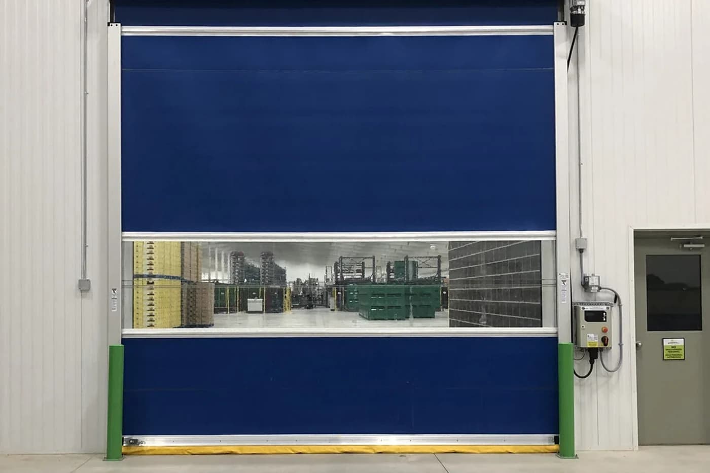 Porte commerciale haute vitesse à enroulement à l'ouverture d'un entrepôt de distribution canadien