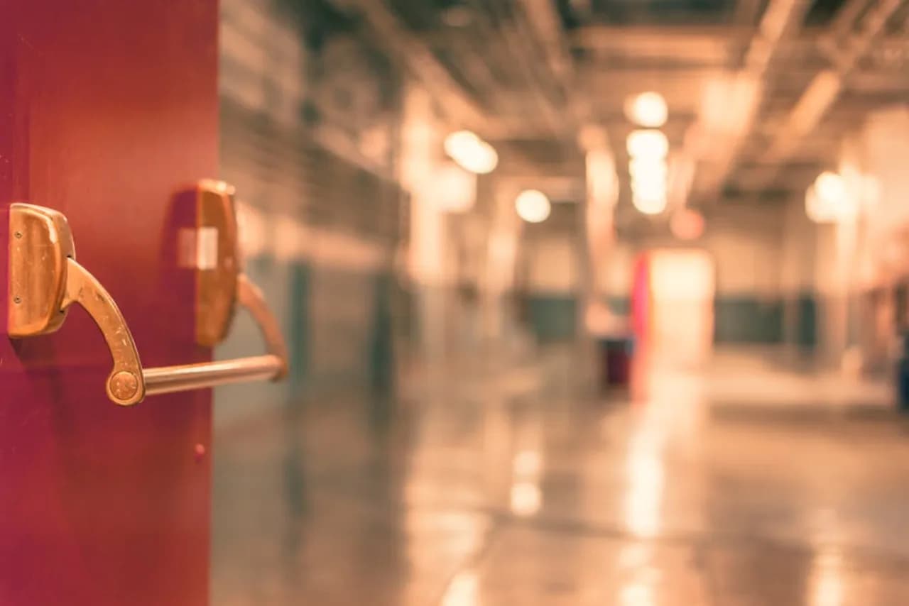 Porte commerciale en métal embouti peinte dans un corridor de bâtiment institutionnel canadien