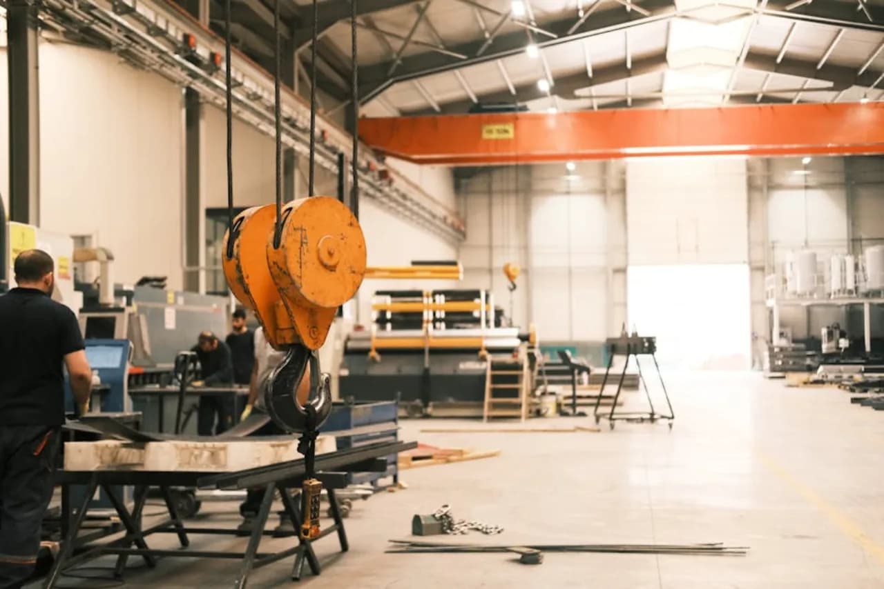 Porte commerciale industrielle robuste sectionnelle ouverte chez un manufacturier canadien