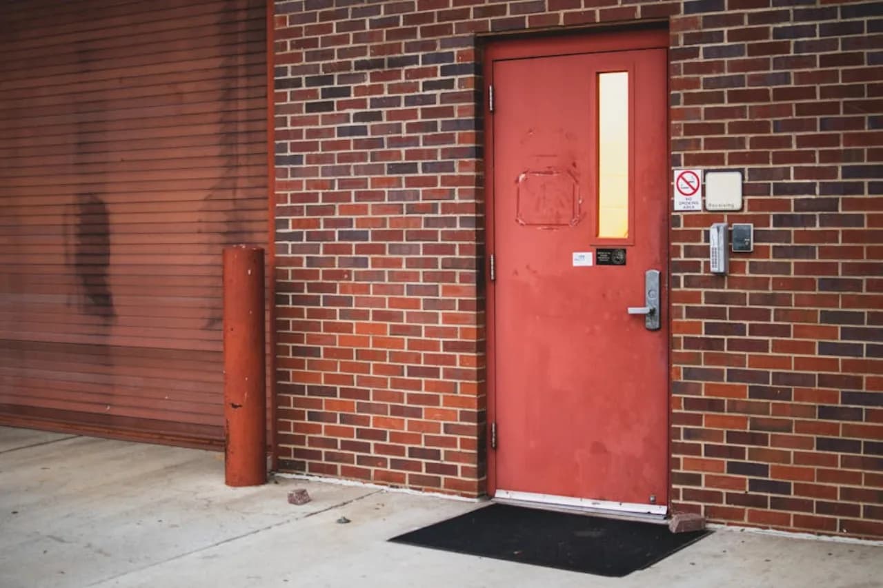Porte commerciale de sécurité en acier épais à l'entrée d'une installation industrielle canadienne