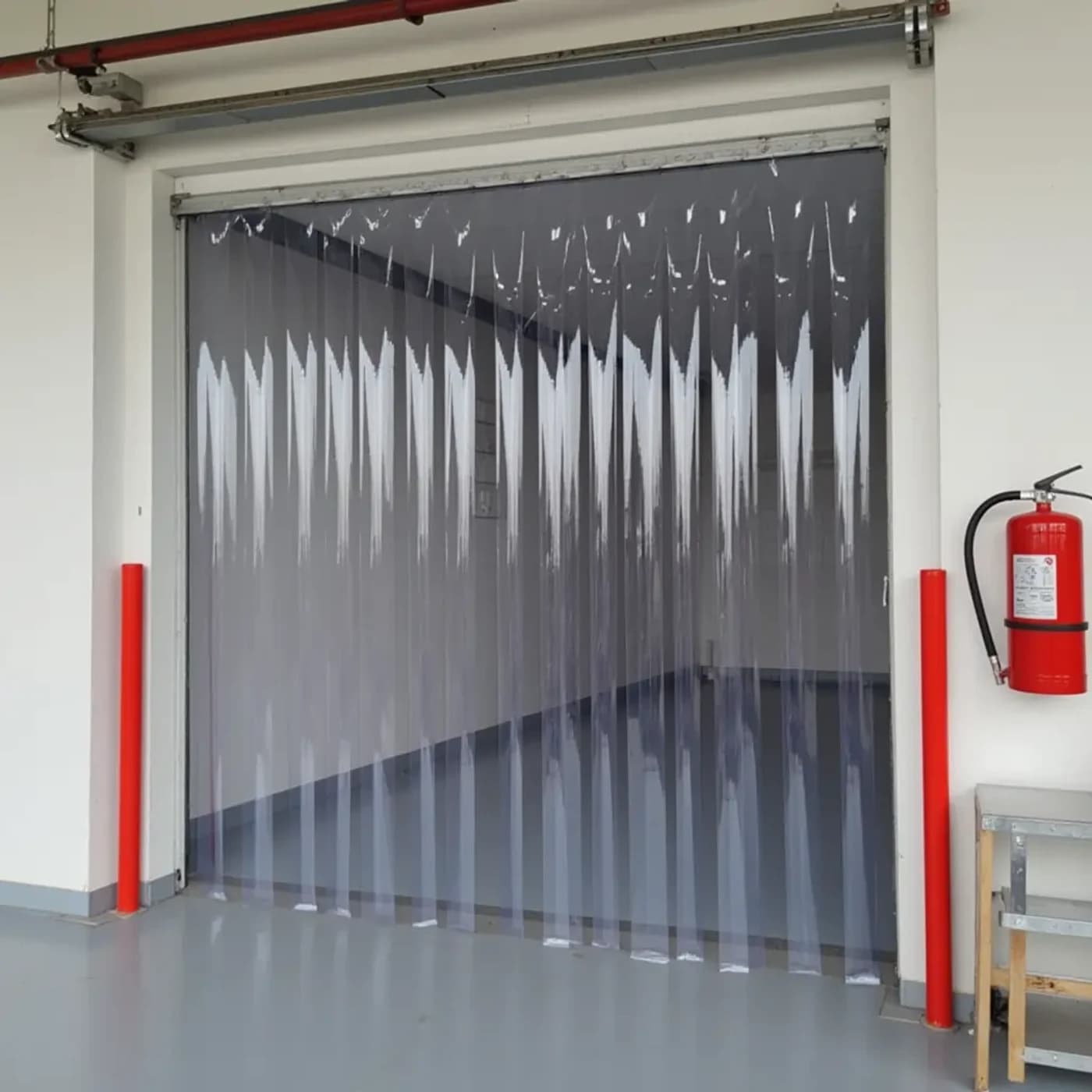 Porte commerciale à rideau à lanières PVC ignifuges dans une installation industrielle canadienne